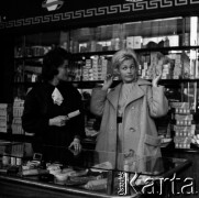 Lata 60., Warszawa, Polska.
Aktorka Bogusława Kożusznik podczas sesji zdjęciowej, n/z w sklepie kosmetycznym.
Fot. Irena Jarosińska, zbiory Fundacji Ośrodka KARTA