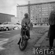 Lata 60., Warszawa, Polska.
Aktorka Bogusława Kożusznik podczas sesji zdjęciowej, n/z na motocyklu Junak M10.
Fot. Irena Jarosińska, zbiory Fundacji Ośrodka KARTA
