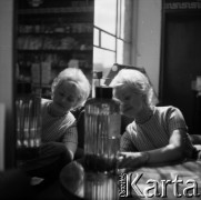 Lata 60., Warszawa, Polska.
Aktorka Bogusława Kożusznik podczas sesji zdjęciowej, n/z w sklepie kosmetycznym.
Fot. Irena Jarosińska, zbiory Fundacji Ośrodka KARTA