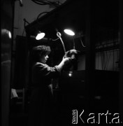 1959, Warszawa, Polska.
Instytut Biologii Doświadczalnej im. M. Nenckiego PAN, n/z przygotowania do badania psa.
Fot. Irena Jarosińska, zbiory Fundacji Ośrodka KARTA