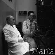 1959, Warszawa, Polska.
Instytut Biologii Doświadczalnej im. M. Nenckiego PAN, n/z pracownicy instytutu podczas badań.
Fot. Irena Jarosińska, zbiory Fundacji Ośrodka KARTA