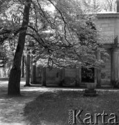 1959, Puławy, Polska.
Zespół pałacowo-parkowy książąt Czartoryskich, ukształtowany na przełomie XVIII i XIX w. wg koncepcji Izabeli ks. Czartoryskiej w stylu krajobrazowym angielskim, n/z fragment Świątynii Sybilli.
Fot. Irena Jarosińska, zbiory Fundacji Ośrodka KARTA