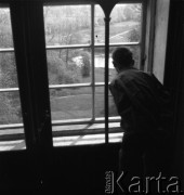 Lata 60., Puławy, Polska.
Zespół pałacowo-parkowy książąt Czartoryskich, ukształtowany na przełomie XVIII i XIX w. wg koncepcji Izabeli ks. Czartoryskiej w stylu krajobrazowym angielskim. Na fotografii fragment Światynii Sybilli. Wybudowana została w latach 1798-1801 jako Świątynia Pamięci na stromej skarpie wiślanej przez Piotra Aignera na wzór świątyni Westy w Tivoli koło Rzymu. 
Fot. Irena Jarosińska, zbiory Ośrodka KARTA