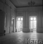 Lata 60., Puławy, Polska.
Zespół pałacowo-parkowy książąt Czartoryskich, ukształtowany na przełomie XVIII i XIX w. wg koncepcji Izabeli ks. Czartoryskiej w stylu krajobrazowym angielskim. Na fotografii fragment wnętrza Światynii Sybilli. Wybudowana została w latach 1798-1801 jako Świątynia Pamięci na stromej skarpie wiślanej przez Piotra Aignera na wzór świątyni Westy w Tivoli koło Rzymu. Posiada dwie okrągłe sale. Do reprezentacyjnej sali górnej wchodzi się po szerokich schodach, których strzegą kamienne lwy (prezent od cara Rosji Aleksandra I z okazji jego pobytu w Puławach w 1805).
Fot. Irena Jarosińska, zbiory Ośrodka KARTA