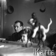 1959, Warszawa, Polska.
Marek Leykam, architekt, z synem.
Fot. Irena Jarosińska, zbiory Fundacji Ośrodka KARTA