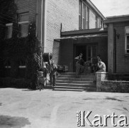 1959, Warszawa, Polska.
Archiwum Wytwórni Filmów Dokumentalnych (WFD) na ulicy Chełmskiej, n/z przed wejściem do budynku archiwum.
Fot. Irena Jarosińska, zbiory Fundacji Ośrodka KARTA