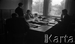 1959, Warszawa, Polska.
Archiwum Wytwórni Filmów Dokumentalnych (WFD) na ulicy Chełmskiej, n/z redaktorzy Polskiej Kroniki Filmowej.
Fot. Irena Jarosińska, zbiory Fundacji Ośrodka KARTA