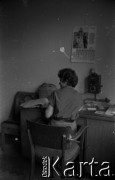 1959, Warszawa, Polska.
Archiwum Wytwórni Filmów Dokumentalnych (WFD) na ulicy Chełmskiej, n/z redaktorka Polskiej Kroniki Filmowej.
Fot. Irena Jarosińska, zbiory Fundacji Ośrodka KARTA