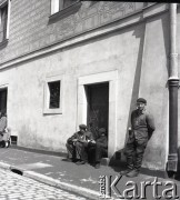 Lata 50., Warszawa, Polska.
Ul. Świętojańska przy Rynku Starego Miasta.
Fot. Irena Jarosińska, zbiory Ośrodka KARTA