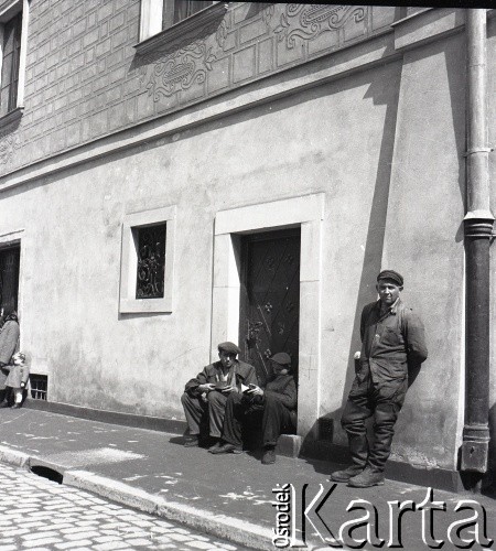 Lata 50., Warszawa, Polska.
Ul. Świętojańska przy Rynku Starego Miasta.
Fot. Irena Jarosińska, zbiory Ośrodka KARTA