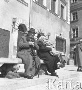 Lata 50., Warszawa, Polska.
Ludzie na Rynku Starego Miasta.
Fot. Irena Jarosińska, zbiory Ośrodka KARTA