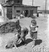 Lata 50., Polska.
Dzieci przed domem.
Fot. Irena Jarosińska, zbiory Ośrodka KARTA