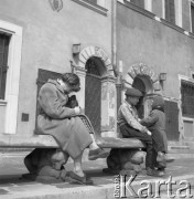 Lata 50., Warszawa, Polska.
Krystyna Małek (żona Zdzisława Małka, brata Ireny Jarosińskiej) na Rynku Starego Miasta. W tle Kamienica Kazubowska i Falkiewiczowska.
Fot. Irena Jarosińska, zbiory Ośrodka KARTA