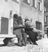 Lata 50., Warszawa, Polska.
Ludzie na Rynku Starego Miasta.
Fot. Irena Jarosińska, zbiory Ośrodka KARTA