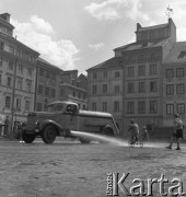 Lata 50., Warszawa, Polska.
Polewaczka na Rynku Starego Miasta.
Fot. Irena Jarosińska, zbiory Ośrodka KARTA