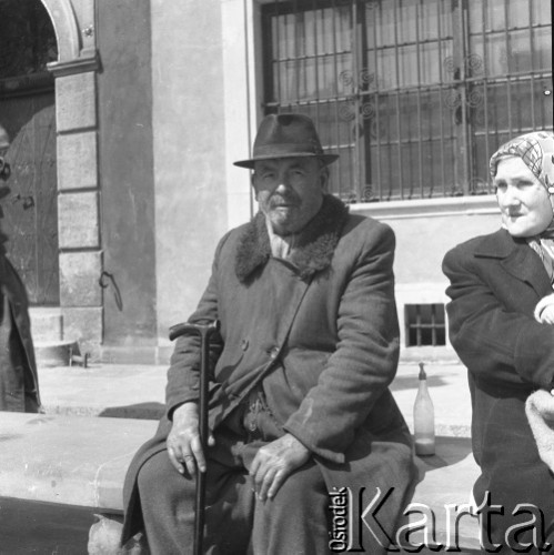 Lata 50., Warszawa, Polska.
Ludzie na Rynku Starego Miasta.
Fot. Irena Jarosińska, zbiory Ośrodka KARTA