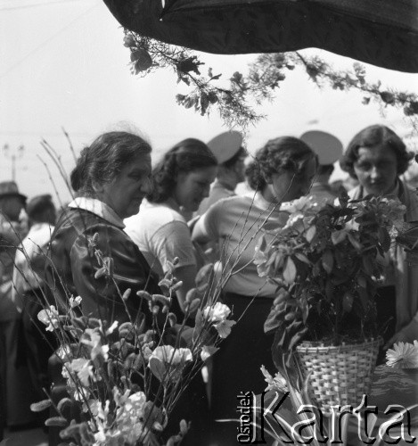Lata 50., Warszawa, Polska.
Obchody święta 1 Maja.
Fot. Irena Jarosińska, zbiory Ośrodka KARTA