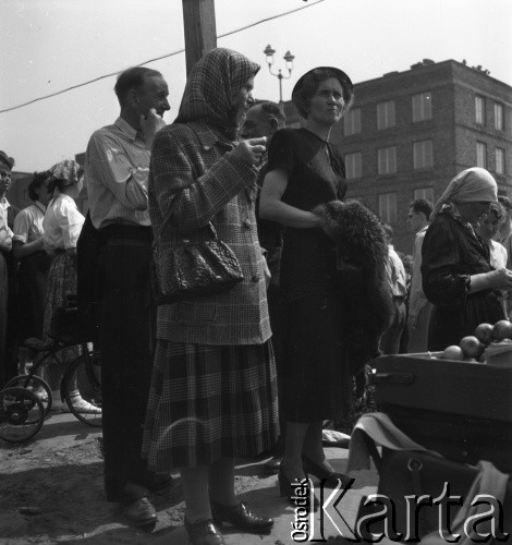 Lata 50., Warszawa, Polska.
Ludzie na ul. Królewskiej podczas obchodów święta 1 Maja.
Fot. Irena Jarosińska, zbiory Ośrodka KARTA