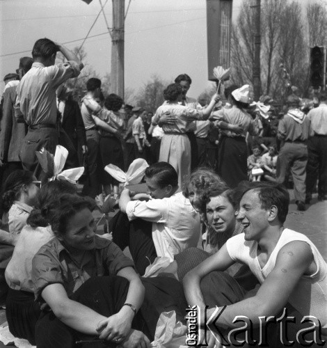 Lata 50., Warszawa, Polska.
Obchody święta 1 Maja.
Fot. Irena Jarosińska, zbiory Ośrodka KARTA
