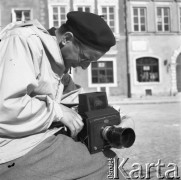 Lata 50., Warszawa, Polska.
Zbigniew Dłubak na Rynku Starego Miasta.
Fot. Irena Jarosińska, zbiory Ośrodka KARTA