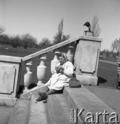 Lata 50., Warszawa, Polska.
Kobieta na schodach w ogrodzie zoologicznym.
Fot. Irena Jarosińska, zbiory Ośrodka KARTA