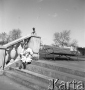 Lata 50., Warszawa, Polska.
Kobieta na schodach w ogrodzie zoologicznym.
Fot. Irena Jarosińska, zbiory Ośrodka KARTA