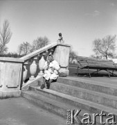 Lata 50., Warszawa, Polska.
Kobieta na schodach w ogrodzie zoologicznym.
Fot. Irena Jarosińska, zbiory Ośrodka KARTA
