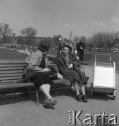 Lata 50., Warszawa, Polska.
Kobiety w Parku Praskim. W tle budynki przy ul. Jagiellońskiej i dzwonnica kościoła Matki Bożej Loretańskiej.
Fot. Irena Jarosińska, zbiory Ośrodka KARTA