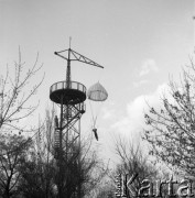 Lata 50., Warszawa, Polska.
Wieża spadochronowa w Parku Praskim.
Fot. Irena Jarosińska, zbiory Ośrodka KARTA