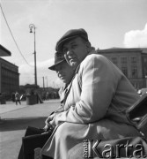 Lata 50., Warszawa, Polska.
Mężczyźni na skrzyżowaniu Al. Jerozolimskich i ul. Nowy Świat.
Fot. Irena Jarosińska, zbiory Ośrodka KARTA