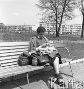 Lata 50., Warszawa, Polska.
Kobieta na ławce w Parku Praskim. W tle budynki przy ul. Jagiellońskiej. 
Fot. Irena Jarosińska, zbiory Ośrodka KARTA