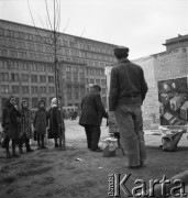 Grudzień 1954, Warszawa, Polska.
Rozklejanie afiszy na skrzyżowaniu Al. Jerozolimskich i ul. Nowy Świat.
Fot. Irena Jarosińska, zbiory Ośrodka KARTA