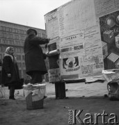 Grudzień 1954, Warszawa, Polska.
Rozklejanie afiszy na skrzyżowaniu Al. Jerozolimskich i ul. Nowy Świat.
Fot. Irena Jarosińska, zbiory Ośrodka KARTA