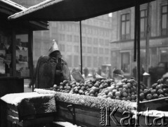 Lata 50., Warszawa, Polska.
Stragan z owocami na skrzyżowaniu Al. Jerozolimskich i ul. Nowy Świat.
Fot. Irena Jarosińska, zbiory Ośrodka KARTA