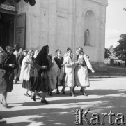 1961, Kadzidło, Polska.
Kościół pw. Świętego Ducha. Wierni wychodzący z kościoła, m.in. kobiety w strojach kurpiowskich.
Fot. Irena Jarosińska, zbiory Ośrodka KARTA
