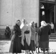 1961, Kadzidło, Polska.
Kościół pw. Świętego Ducha. Wierni wychodzący z kościoła. 
Fot. Irena Jarosińska, zbiory Ośrodka KARTA
