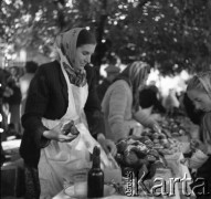 1961, Kadzidło, Polska.
Przed kościołem pw. Świętego Ducha. Kobiety przy stołach ze słodyczami i ciastkami. 
Fot. Irena Jarosińska, zbiory Ośrodka KARTA
