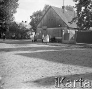 1961, Kadzidło, Polska.
Wieś kurpiowska. W głębi sklep spożywczy.
Fot. Irena Jarosińska, zbiory Ośrodka KARTA
