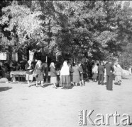 1961, Kadzidło, Polska.
Wieś kurpiowska. Przed kościołem pw. Świętego Ducha.
Fot. Irena Jarosińska, zbiory Ośrodka KARTA
