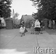 1961, Kadzidło, Polska.
Kobiety przed kościołem pw. Świętego Ducha. 
Fot. Irena Jarosińska, zbiory Ośrodka KARTA
