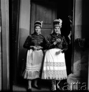 1961, Kadzidło, Polska.
Kościół pod wezwaniem Świętego Ducha. Dwie kobiety w strojach ludowych w przedsionku kościoła. 
Fot. Irena Jarosińska, zbiory Ośrodka KARTA
