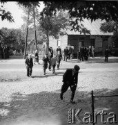 1961, Kadzidło, Polska.
Plac przed kościołem pw. Świętego Ducha. W głębi sklep.
Fot. Irena Jarosińska, zbiory Ośrodka KARTA
