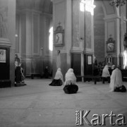 1961, Kadzidło, Polska.
Kościół pod wezwaniem Świętego Ducha. Modlące się kobiety.
Fot. Irena Jarosińska, zbiory Ośrodka KARTA
