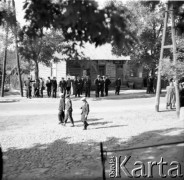 1961, Kadzidło, Polska.
Plac przed kościołem pw. Świętego Ducha. W głębi sklep.
Fot. Irena Jarosińska, zbiory Ośrodka KARTA
