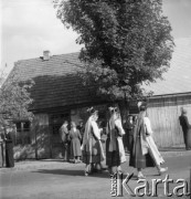 1961, Kadzidło, Polska.
Okolice kościoła pod wezwaniem Świętego Ducha. Kobiety w strojach ludowych.
Fot. Irena Jarosińska, zbiory Ośrodka KARTA
