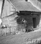 1961, Kadzidło, Polska.
Zabudowania gospodarskie, widoczni dwaj mężczyźni.
Fot. Irena Jarosińska, zbiory Ośrodka KARTA
