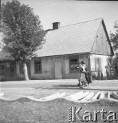 1961, Kadzidło, Polska.
Kobiety w strojach ludowych.
Fot. Irena Jarosińska, zbiory Ośrodka KARTA
