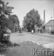 1961, Kadzidło, Polska.
Teren przed kościołem pod wezwaniem Świętego Ducha.
Fot. Irena Jarosińska, zbiory Ośrodka KARTA
