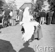 1961, Kadzidło, Polska.
Teren przed kościołem pod wezwaniem Świętego Ducha.
Fot. Irena Jarosińska, zbiory Ośrodka KARTA
