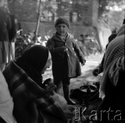 1961, Kadzidło, Polska.
Teren przed kościołem pod wezwaniem Świętego Ducha. Kobiety i dziecko.
Fot. Irena Jarosińska, zbiory Ośrodka KARTA
